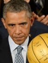  Barack Obama et un ballon de basket sign&eacute; par ls Spurs, le 12 janvier 2015 &agrave; la Maison Blanche (Etats-Unis) 