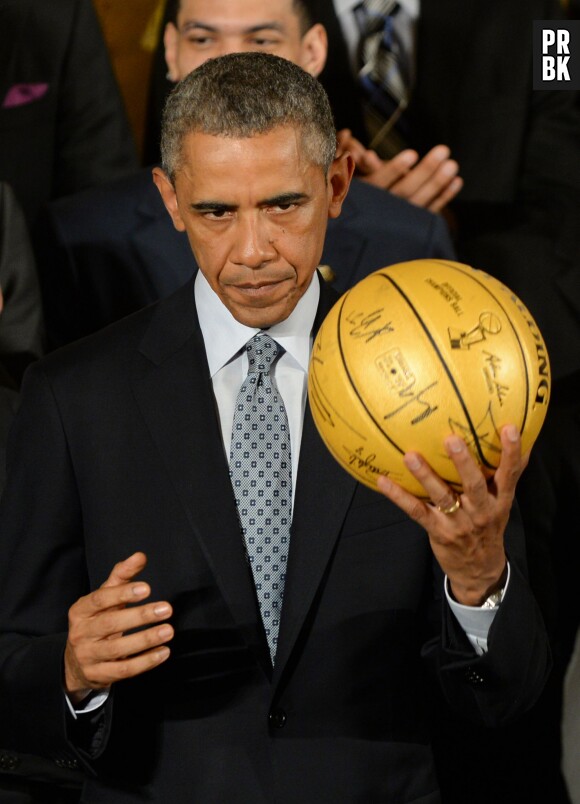 Barack Obama et un ballon de basket signé par ls Spurs, le 12 janvier 2015 à la Maison Blanche (Etats-Unis)