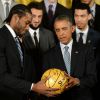 Barack Obama reçoit un ballon de basket signé par les joueurs des San Antonio Spurs, le 12 janvier 2015 à la Maison Blanche (Etats-Unis)