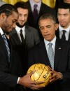  Barack Obama re&ccedil;oit un ballon de basket sign&eacute; par les joueurs des San Antonio Spurs, le 12 janvier 2015 &agrave; la Maison Blanche (Etats-Unis) 