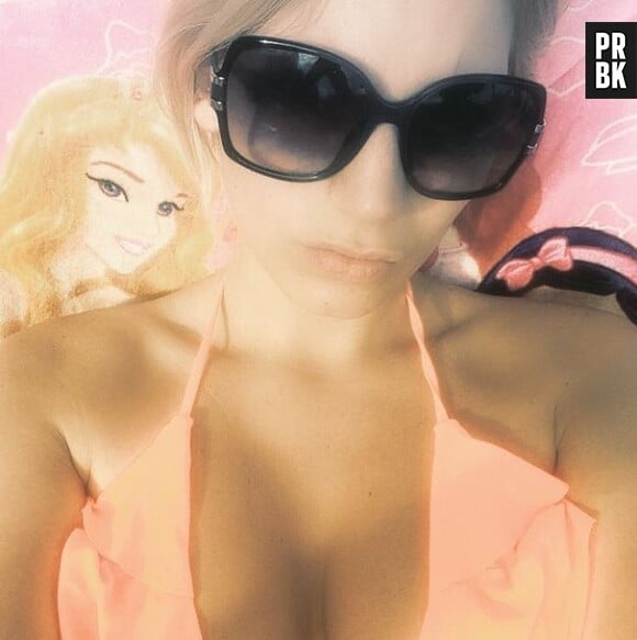 Nadège Lacroix (Hollywood Girls 4) : sexy en bikini pour bronzer à Miami