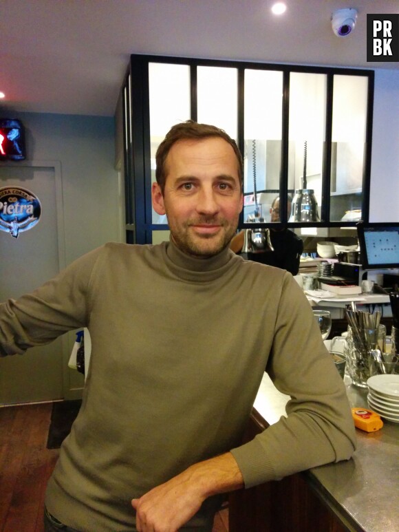 Fred Testot dans son restaurant La Cachette dans le 6ème arrondissement de Paris, le 27 janvier 2015