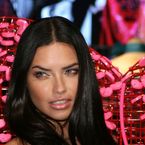 Adriana Lima ultra sexy en robe rouge pour la Saint Valentin de Victoria's Secret