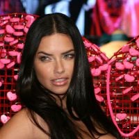 Adriana Lima ultra sexy en robe rouge pour la Saint Valentin de Victoria&#039;s Secret