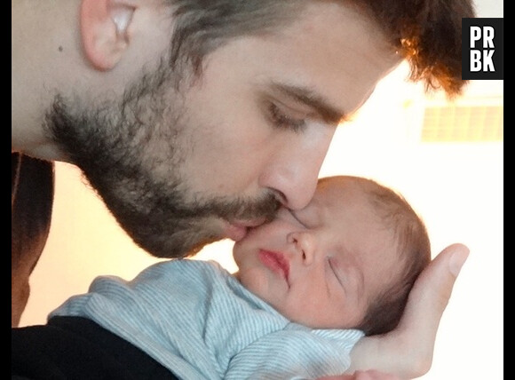 Gérard Piqué embrasse son fils, Milan