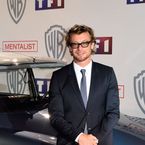 Simon Baker irrésistible à Paris : le beau cadeau de la star de Mentalist à TF1