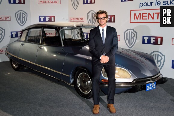 Simon Baker et la voiture du Mentalist, le 6 février 2015 au siège de TF1