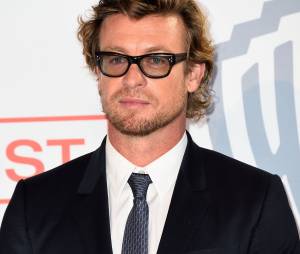 Simon Baker prend la pose, le 6 f&eacute;vrier 2015 au si&egrave;ge de TF1