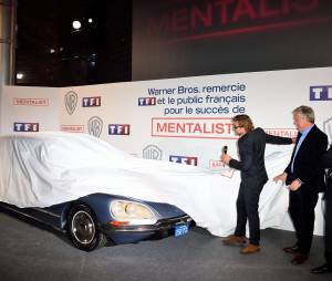 Simon Baker offre la voiture du Mentalist, le 6 f&eacute;vrier 2015 au si&egrave;ge de TF1