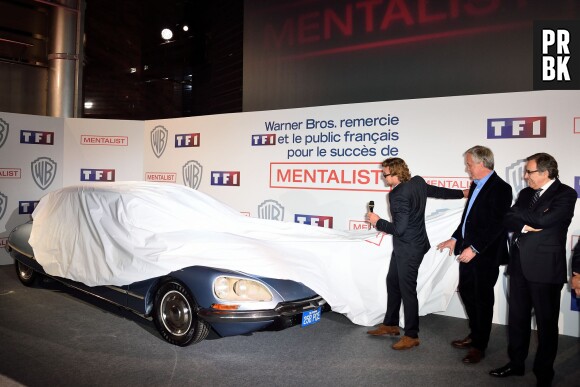 Simon Baker offre la voiture du Mentalist, le 6 février 2015 au siège de TF1
