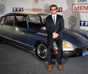 Simon Baker devant la voiture du Mentalist, le 6 f&eacute;vrier 2015 au si&egrave;ge de TF1