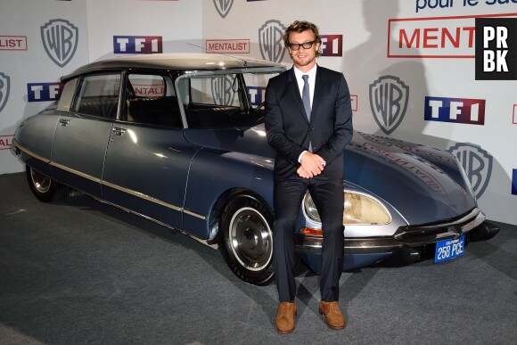 Simon Baker devant la voiture du Mentalist, le 6 février 2015 au siège de TF1