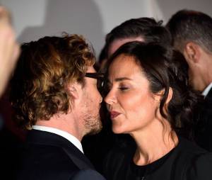 Simon Baker et sa femme Rebecca Rigg, le 6 f&eacute;vrier 2015 au si&egrave;ge de TF1