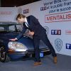 Simon Baker dit adieu à la voiture du Mentalist, le 6 février 2015 au siège de TF1