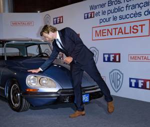 Simon Baker dit adieu &agrave; la voiture du Mentalist, le 6 f&eacute;vrier 2015 au si&egrave;ge de TF1