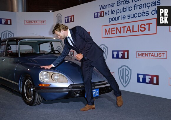 Simon Baker dit adieu à la voiture du Mentalist, le 6 février 2015 au siège de TF1