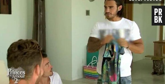 Les Princes de l'amour 2 : Benjamin reçoit un t-shirt dans l'épisode 66 diffusé le 9 février 2015, sur W9