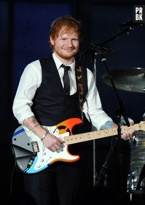 Ed Sheeran pris pour un serveur par Lady Gaga lors des Grammy Awards 2015