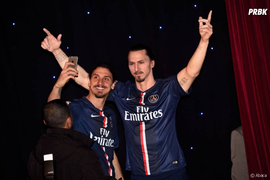  Zlatan Ibrahimovic prend un selfie avec sa statue de Cire au Mus&amp;eacute;e Gr&amp;eacute;vin, le 9 f&amp;eacute;vrier 2015 
