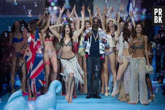 Snoop Dogg et les mannequins du défilé Etam Live Show 2015, à la Piscine Molitor de Paris, le 4 mars 2015