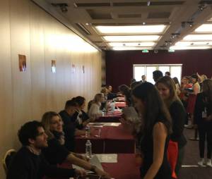 Séance de dédicaces pour les acteurs à la convention Gleek Reunion les 21 et 22 mars 2015 à Paris