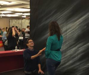 Kevin McHale en pleine photoshoot à la convention Gleek Reunion les 21 et 22 mars 2015 à Paris