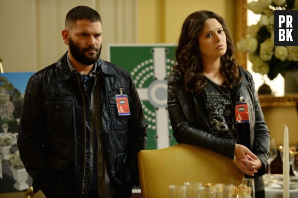 Scandal saison 4, épisode 17 : Huck (Guillermo Diaz) et Quinn (Katie Lowes) sur une photo