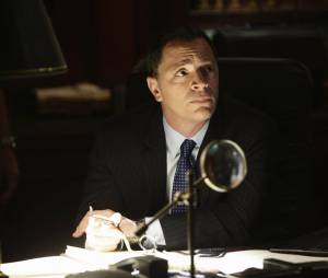 Scandal saison 4, épisode 18 : David (Joshua Malina) sur une photo