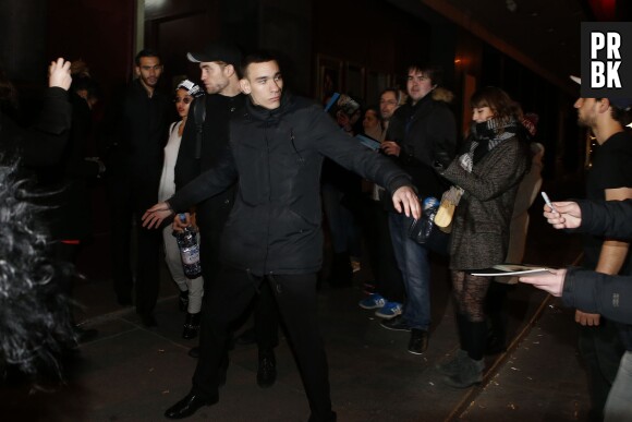 Robert Pattinson et FKA Twigs quittent le Casino de Paris le 4 mars 2015