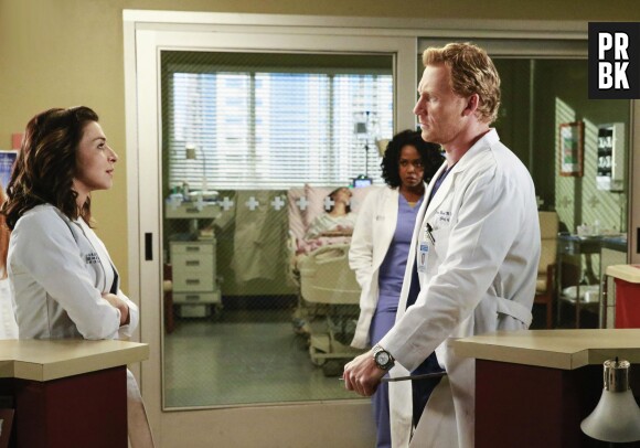 Grey's Anatomy saison 11, épisode 20 : Amelia (Caterina Scorsone) et Owen (Kevin McKidd) sur une photo