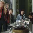 Once Upon a Time saison 4, épisode 19 : Emma, David, Mary-Margareth, Hook, Regina et Henry sur une photo