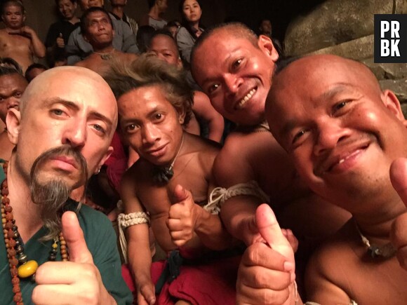 Gad Elmaleh chauve et moustachu en Thaïlande sur le tournage de Pattaya