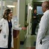Grey's Anatomy saison 11, épisode 22 : Amelia (Caterina Scorsone) et Richard (James Pickens Jr) sur une photo