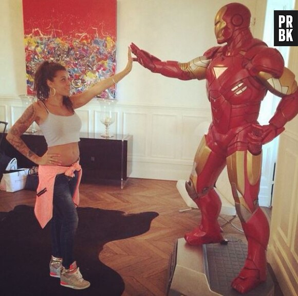 Shanna (Les Anges 7) pose avec Iron Man