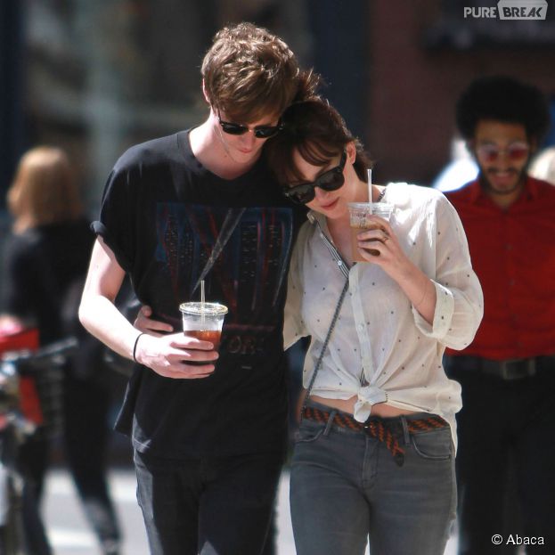 Dakota Johnson en pleine balade amoureuse avec son petit-amie Matthew Hitt, le 7 mai 2015 à New York