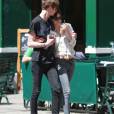 Dakota Johnson en pleine balade amoureuse avec son petit-amie Matthew Hitt, le 7 mai 2015 à New York