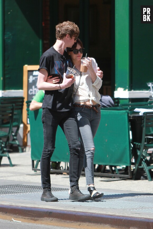 Dakota Johnson en pleine balade amoureuse avec son petit-amie Matthew Hitt, le 7 mai 2015 à New York