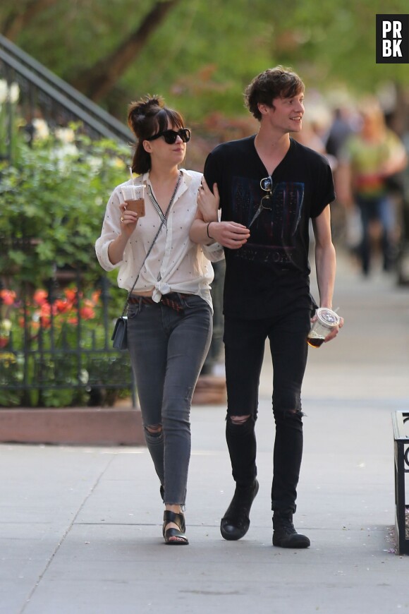 Dakota Johnson en pleine balade amoureuse avec son petit-amie Matthew Hitt, le 7 mai 2015 à New York