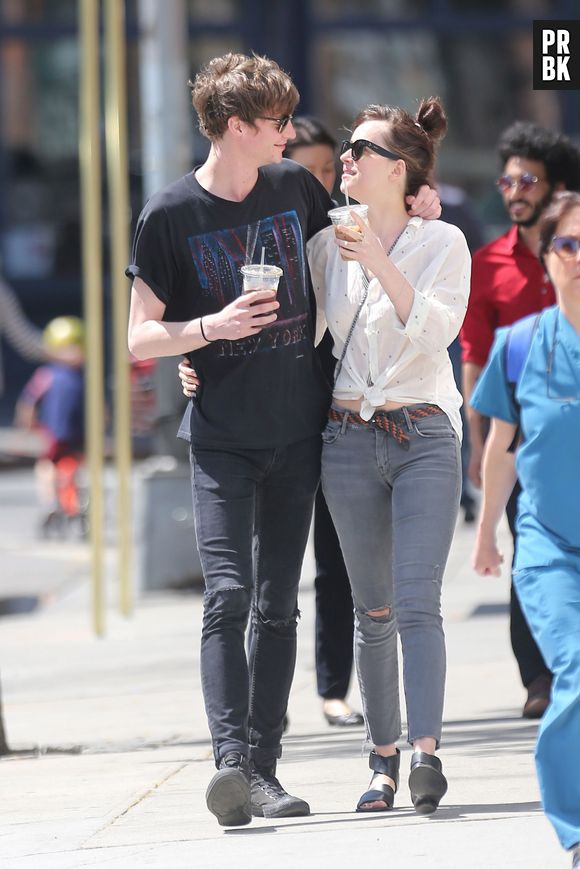 Dakota Johnson en pleine balade amoureuse avec son petit-amie Matthew Hitt, le 7 mai 2015 à New York