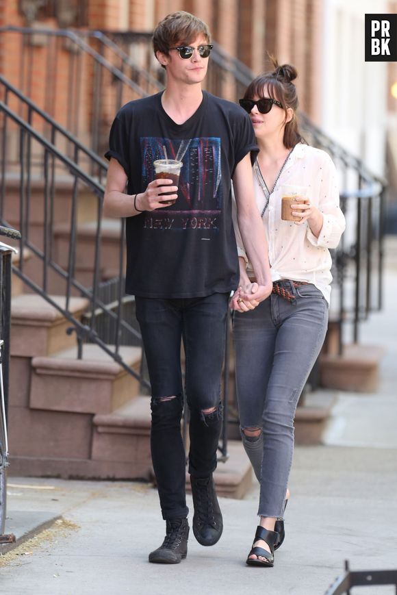 Dakota Johnson en pleine balade amoureuse avec son petit-amie Matthew Hitt, le 7 mai 2015 à New York