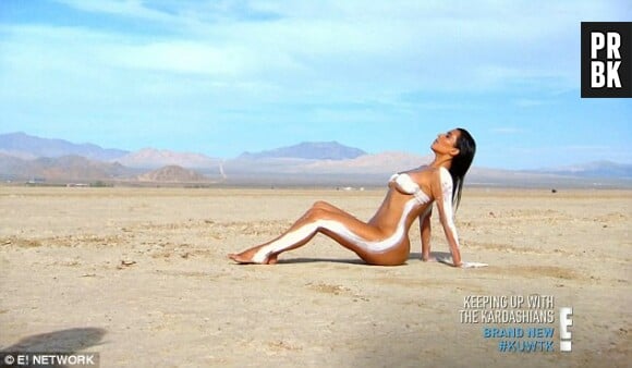 Kim Kardashian totalement nue pour un shooting dans le désert, dans un épisode de la télé-réalité Keeping Up With The Kardashians