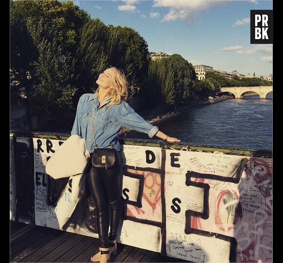 Candice Accola : moment de détente sur le pont des Arts à Paris en mai 2015
