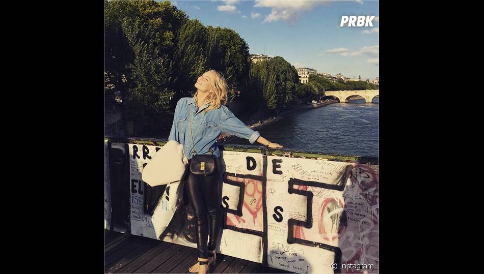 Candice Accola : moment de détente sur le pont des Arts à Paris en mai 2015