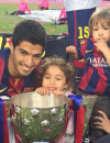 Luis Suarez et ses proches fêtent la victoire du FC Barcelone en Liga le 23 mai 2015 au stade Camp Nour à Barcelone