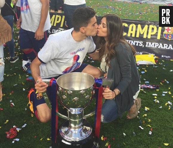 Marc Bartra et sa petite-amie fêtent la victoire du FC Barcelone en Liga le 23 mai 2015 au stade Camp Nour à Barcelone