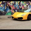 Swagg Man sur le capot d'une Lamborghini sur une image extraite de son nouveau clip 'Lambo'