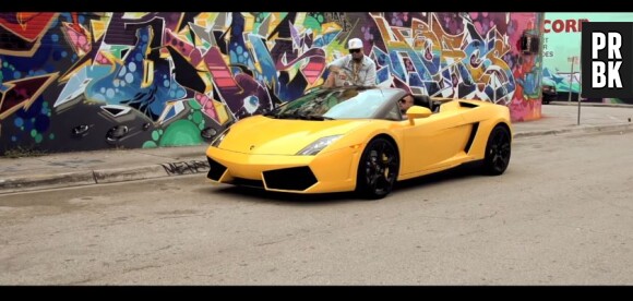Swagg Man sur le capot d'une Lamborghini sur une image extraite de son nouveau clip 'Lambo'