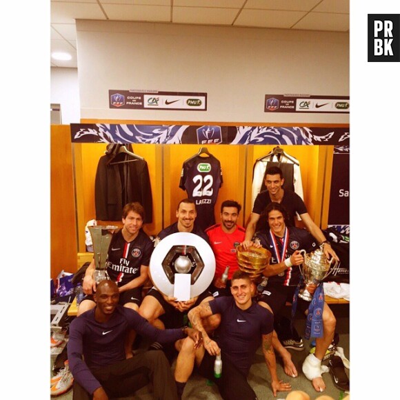 Zlatan Ibrahimovic et ses coéquipiers célèbrent la victoire du PSG en Coupe de France et son quadruplé dans les vestiaires du Stade de France, le 30 mai 2015