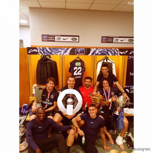 Zlatan Ibrahimovic et ses coéquipiers célèbrent la victoire du PSG en Coupe de France et son quadruplé dans les vestiaires du Stade de France, le 30 mai 2015