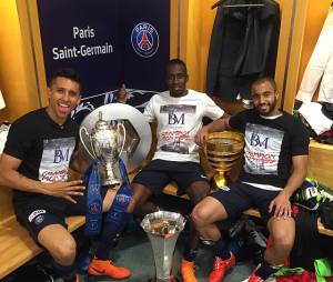 Blaise Matuidi, Lucas Moura et Marcos Aoás Corrêa célèbrent la victoire du PSG en Coupe de France et son quadruplé dans les vestiaires du Stade de France, le 30 mai 2015